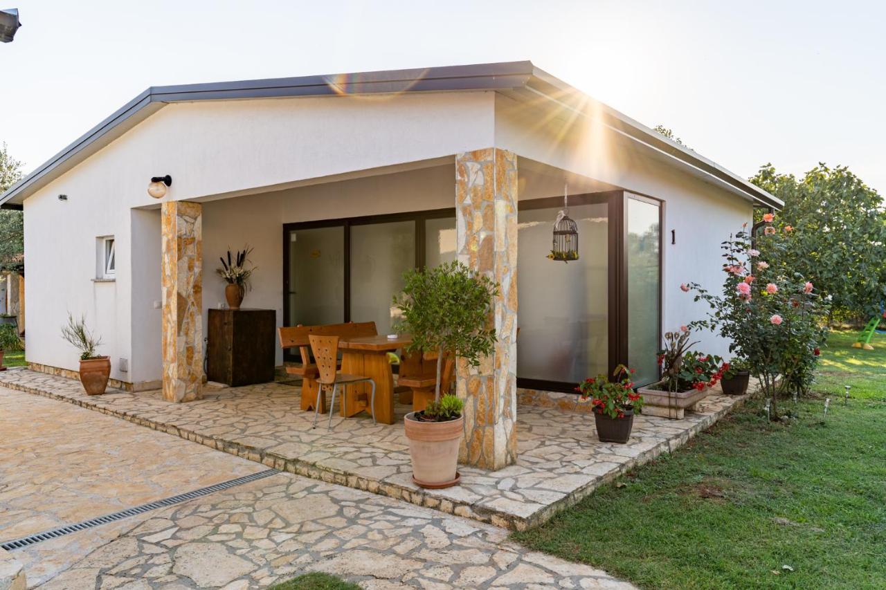 Holiday Home Kerniat Pula Luaran gambar