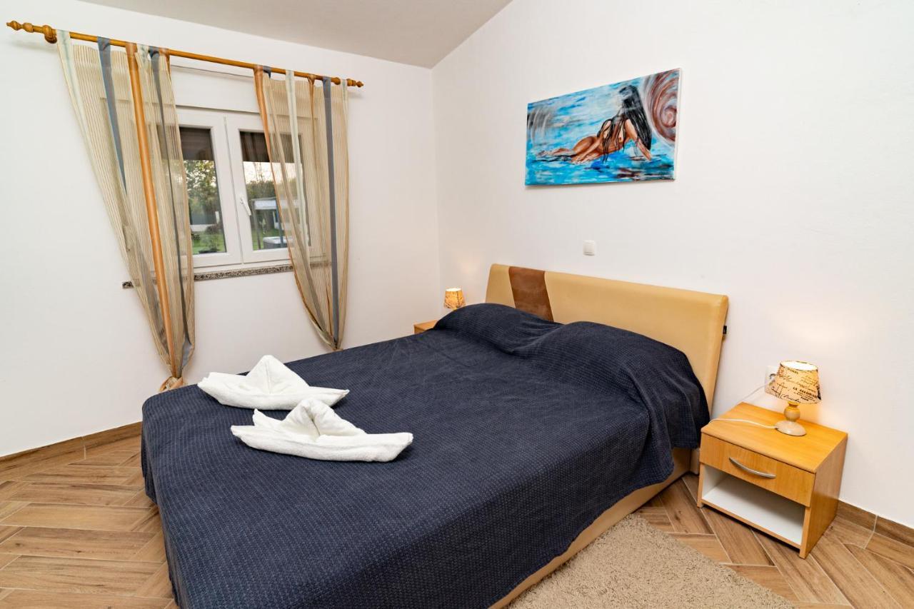 Holiday Home Kerniat Pula Luaran gambar