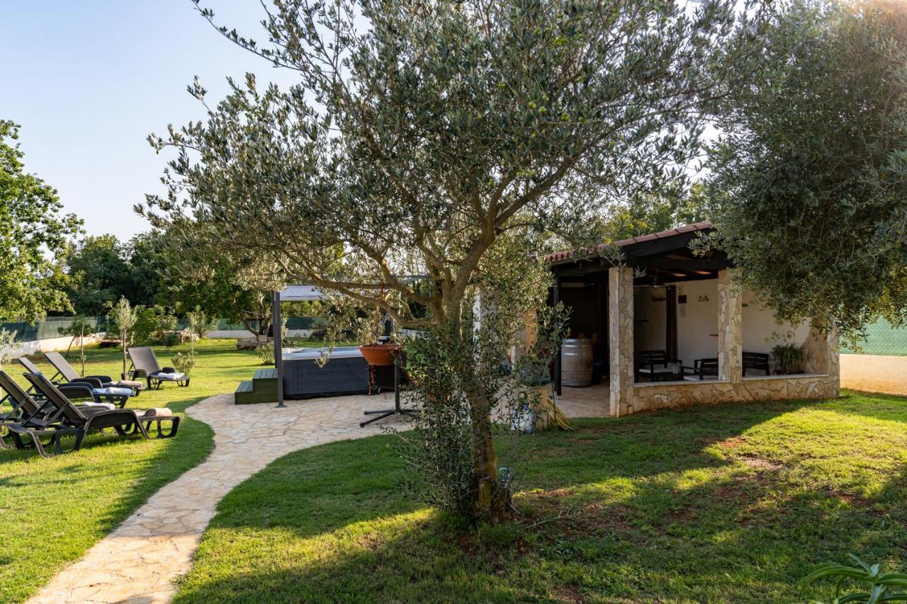 Holiday Home Kerniat Pula Luaran gambar