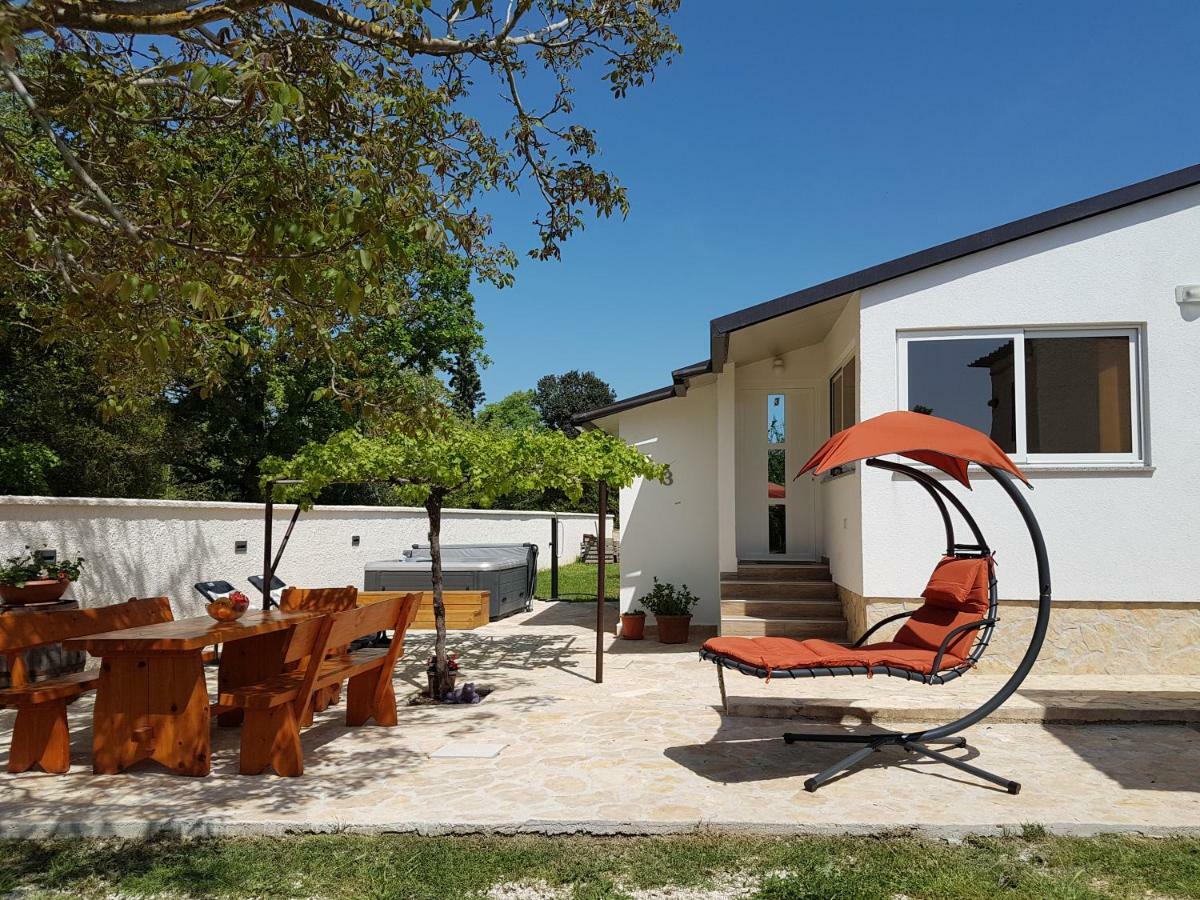 Holiday Home Kerniat Pula Luaran gambar
