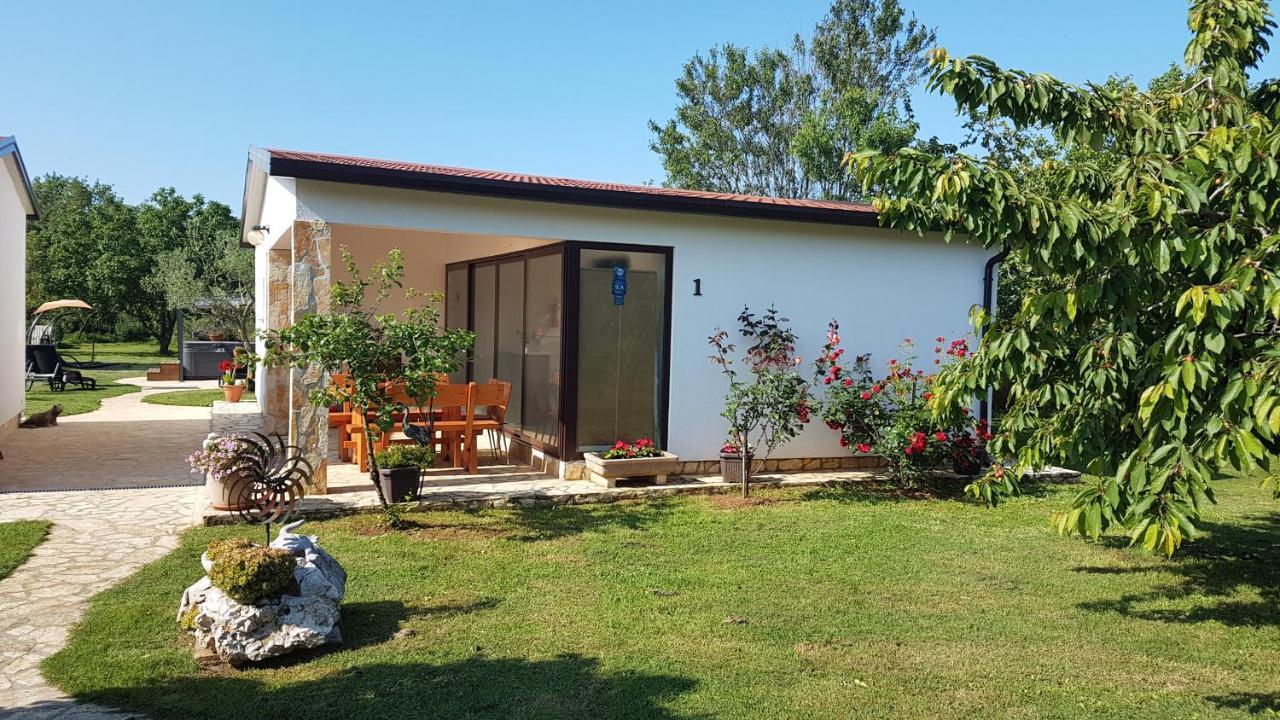 Holiday Home Kerniat Pula Luaran gambar